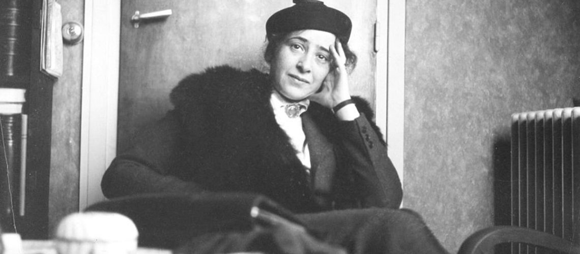 Arendt em um café parisiense, em 1935 (Hannah Arendt Bluecher Literary Trust)